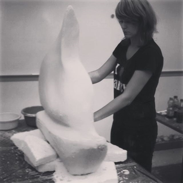 Junge Frau arbeitet an einer Skulptur