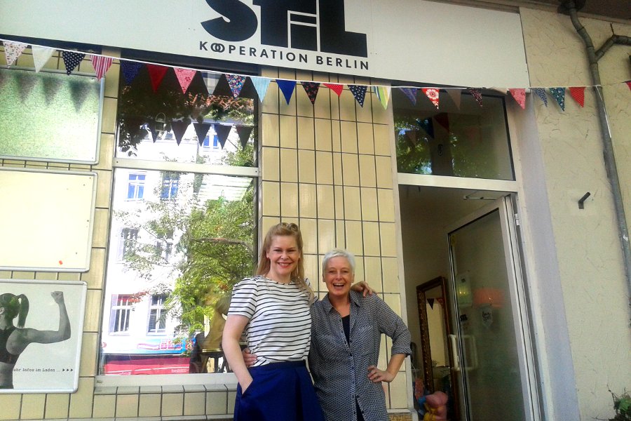 Die Gründerinnen Melanie und Stascha vor ihrem Laden Stil Kooperation Berlin