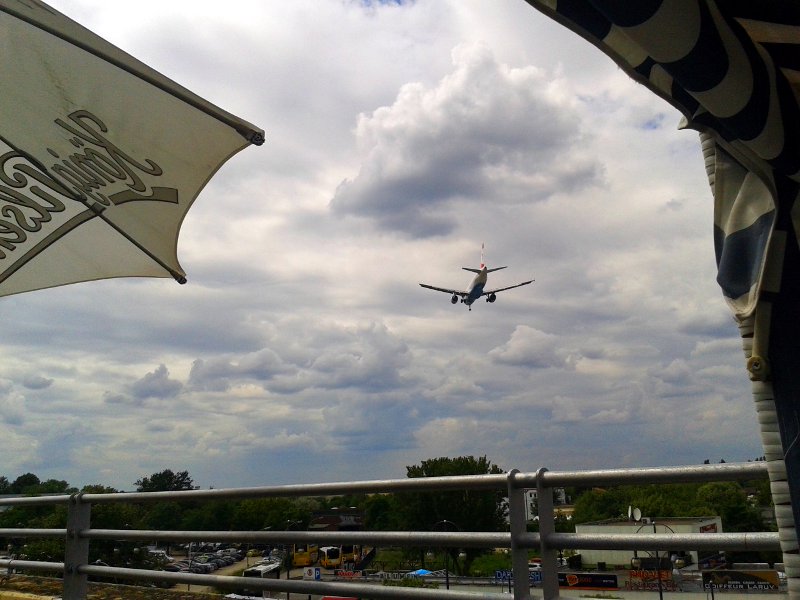 Flugzeug überfliegt Biergarten auf dem Weg zur Landebahn