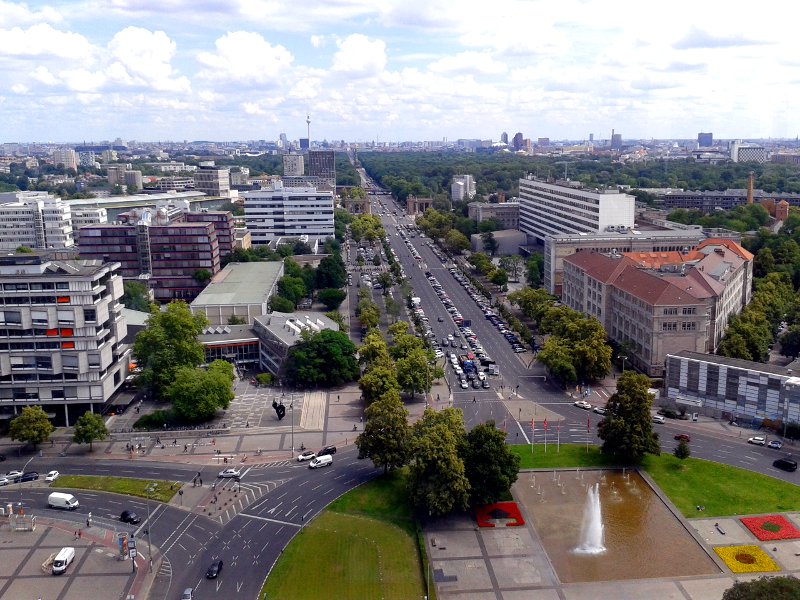 Blick auf Berlin von oben mit Fernsehturm, Siegessäule und Potsdamer Platz
