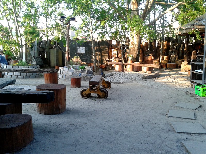 Holztische- und Bänke im Innenbereich des Biergartens