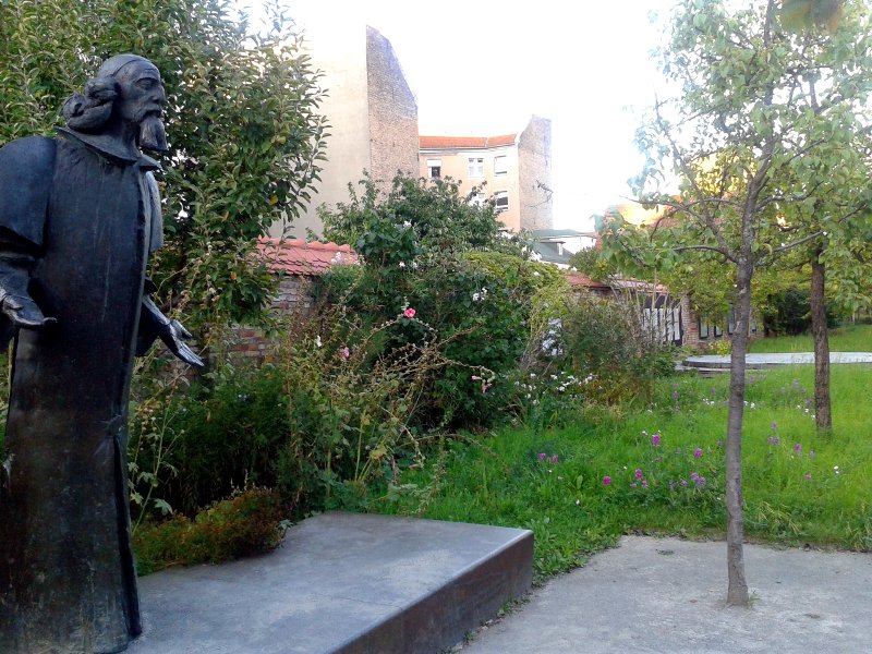 Die Statue des Comenius im Park